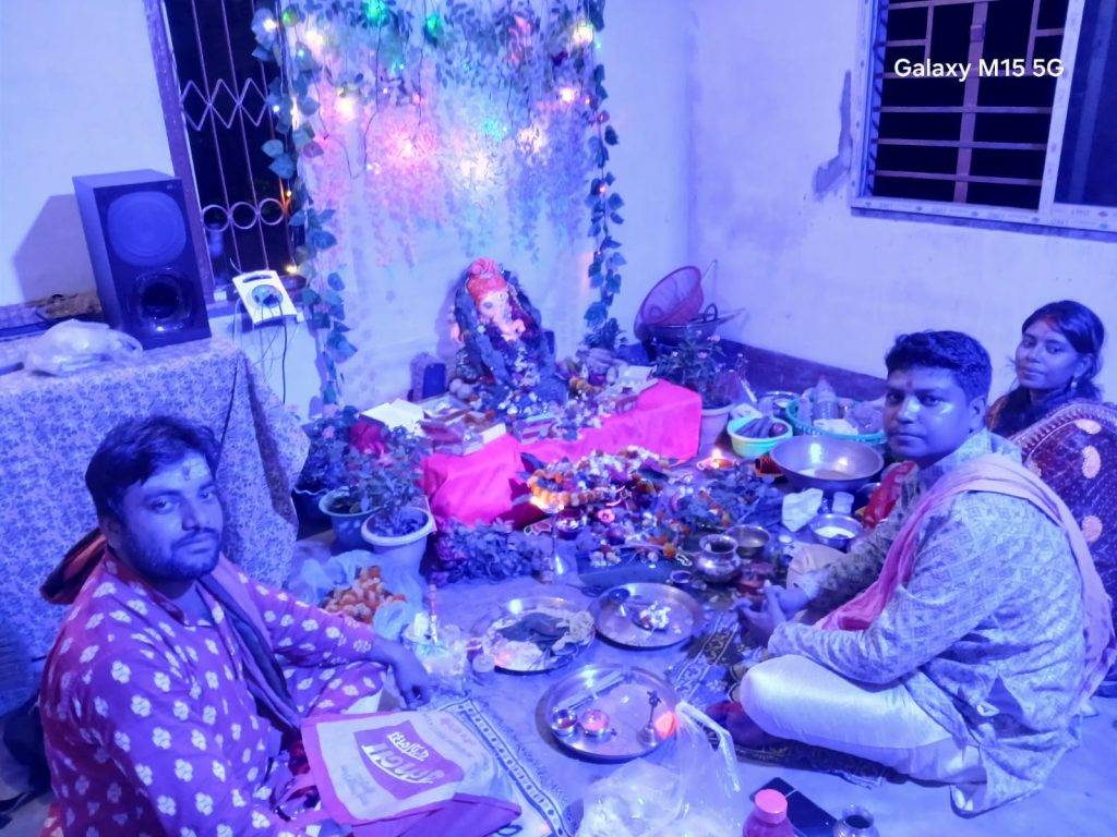 Pandit Sourabh Thakur performing Ganesh Puja at a home in Kolkata for Vastu or success.